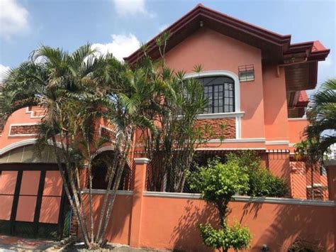 3 Bedrooms House and lot For Rent in Las Piñas, Metro Manila.